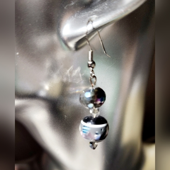 Brilliant faceted Aurora Borealis bead with handpainted Obsidian bead dangle ear - Picture 6 of 9